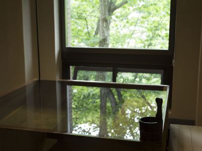 【檜内風呂＆サウナ付特別客室（122平米）】檜の香りに包まれながら贅沢な湯浴みをお愉しみいただけます。