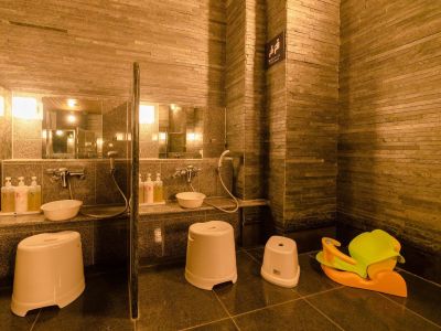 【ルスツ温泉・・ことぶきの湯】洗い場 ※親子スペースあり