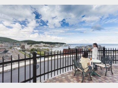 展望ラウンジ屋外～小樽市街や石狩湾を一望する雄大な景色をお楽しみください。