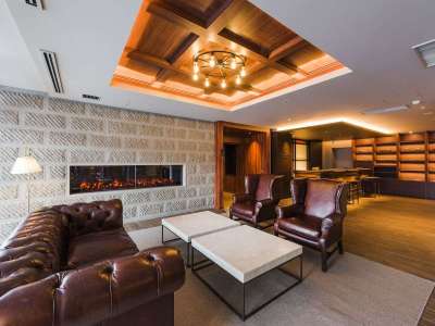 ロビーには暖炉にみせた加湿器を置いてお迎えしております（冬季限定）