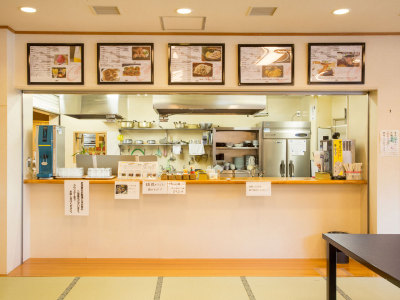 軽食コーナー（土日祝と平日で営業時間異なります）
