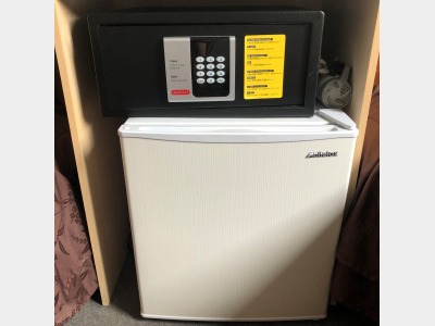 洋室ツインタイプ　冷蔵庫・貴重品入れ