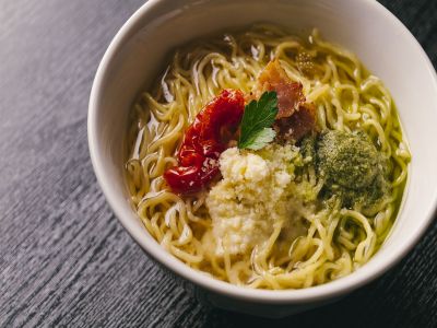 【アゼリア／朝食ブッフェ】ホテル名物「函館塩ラーメン」粉チーズ、ドライトマトなどで西洋風にアレンジ