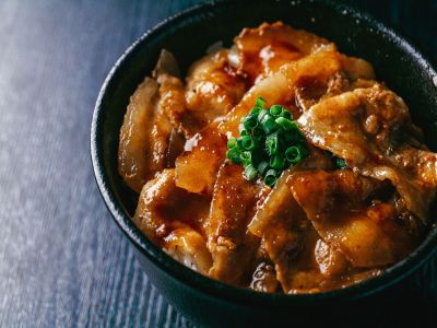 【アゼリア／朝食ブッフェ】焼き上げた豚肉と焦がし玉ねぎと特製タレを合わせたカルビ焼き