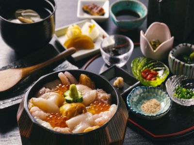 【松前／朝食御膳】新鮮な海の幸をふんだんに盛り付けた「海鮮ひつまぶし御膳」