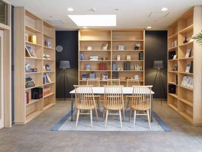 〈ロビー〉大きめのテーブルでご旅行のご相談も 