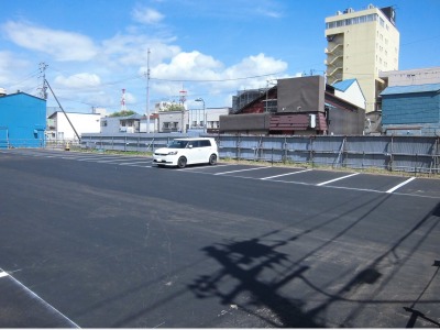ホテル専用駐車場①（乗用車・軽自動車５００円／１泊、大型車２ｔ以上 １０００円／１泊）
