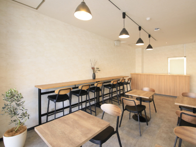 【シェアラウンジ】食材を持ち込んで飲食も可能。他の旅行者の方との交流も楽しんで♪