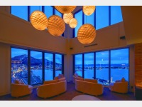 ���E���W