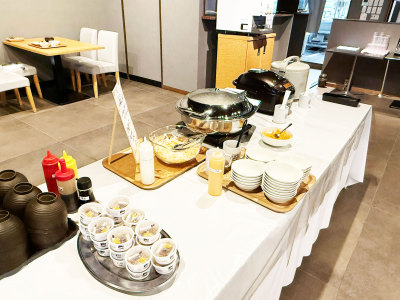 朝食　ご飯と味噌汁はセルフサービス