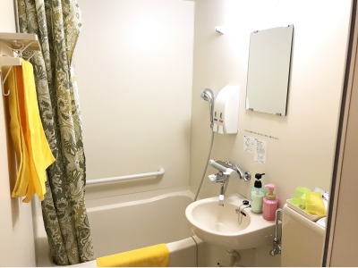 バス・トイレ付（ユニットタイプ）の一例 : シャンプー、コンディショナー、ボディーソープ、フェイスソープ、ハンドソープなどが備わっております。