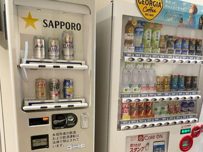 ビール・ジュースなどの自動販売機（1階大浴場入り口横にございます）