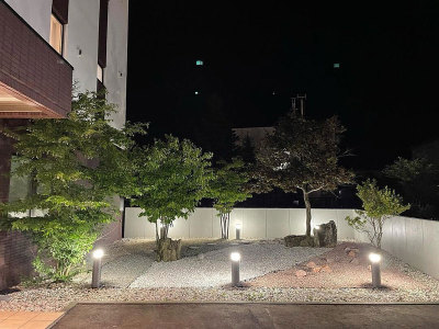 当館の自慢の庭園♪夜になるとライトで照らされます