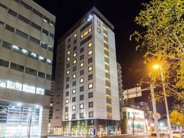 【施設】外観（夜）／北海道の玄関口・札幌にあり、JR札幌駅北口より徒歩2分の駅近ホテル