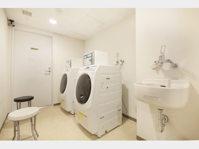 【コインランドリー】2階と9階（女性専用）にランドリーを完備♪乾燥機もあるから急な宿泊でも安心♪