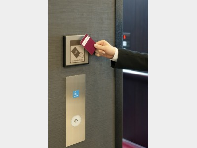 エレベーターはカードキーによるセキュリティシステムを導入