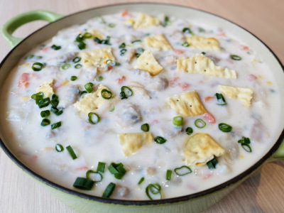 【クラムチャウダー】あさりと野菜をふんだんにつかった濃厚でクリーミーなクラムチャウダー。