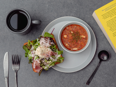 【朝食】 カフェで、お部屋で、本を片手に思い思いの朝食を　※イメージ／季節により内容が異なります。