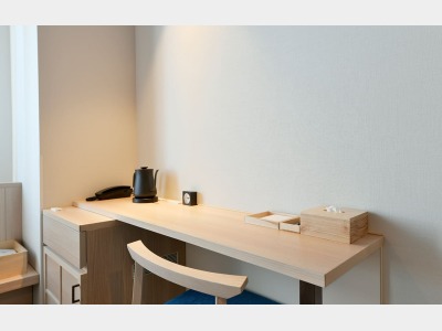 シングルルーム　デスク一例