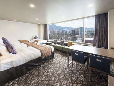 【客室】デラックスファミリールーム（42㎡）／ベッドサイズ横幅110㎝×3台（追加ベッド1台）