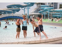 ���O�v�[���E�o�i�i�v�[��