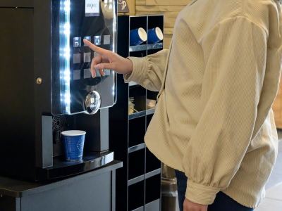 ウェルカムドリンクコーナーはEV前にございます。