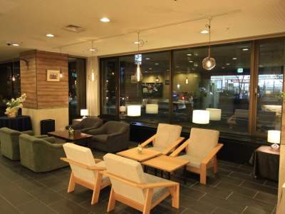 落ち着いた内装と優しい灯りで照らされたロビーラウンジ