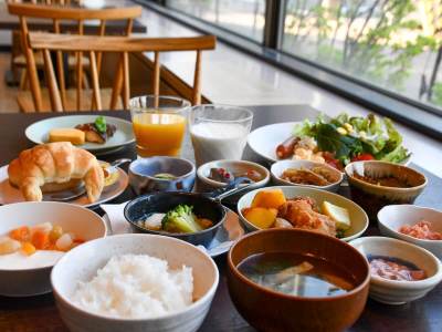 朝日がたっぷりと降り注ぐ窓際の席で1日を元気に始める朝食を
