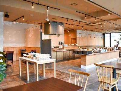 １Ｆレストランにて朝食バイキングをご用意