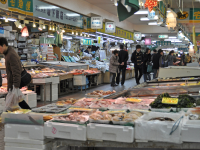 【周辺】八食センター  新鮮な魚介類がたくさん♪