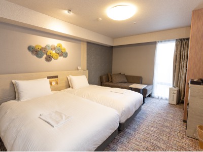 【スタンダードツイン】こちらのお部屋は2種類ございます※部屋の大きさは同じですがレイアウトや設置されている家具が一部異なります。また大きなデスクはございません。