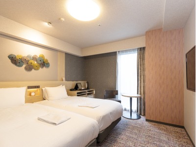 【スタンダードツイン】こちらのお部屋は2種類ございます※部屋の大きさは同じですがレイアウトや設置されている家具が一部異なります。また大きなデスクはございません。