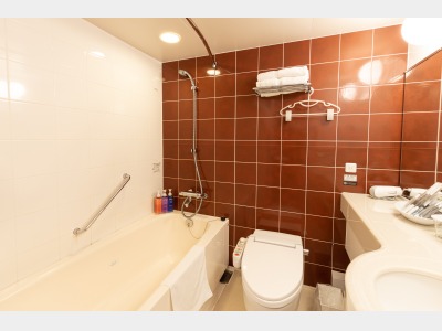 【バスルーム】コンフォートツインのバスルームは他のお部屋のバスルームより広めに作られています。