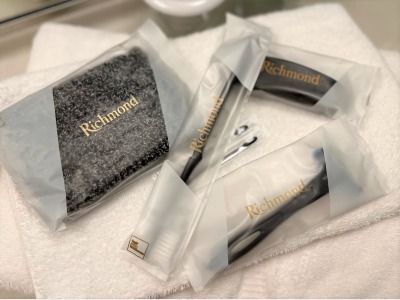 バスルームにボディタオル、歯ブラシ、ヘアブラシ、カミソリ、綿棒をご用意しております。