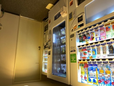 7階にはソフトドリンク、アルコールの自動販売機の他、カップ麺など軽食の販売機もございます。