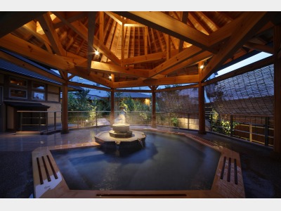 源泉掛け流しの「南部曲り家の湯」赤松の湯露天風呂