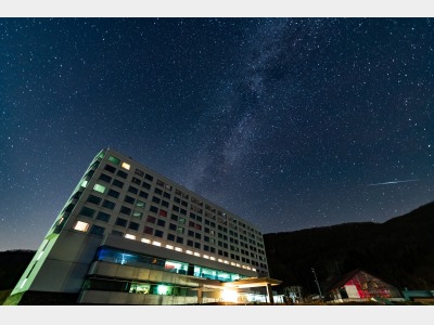 ホテル外観と星空