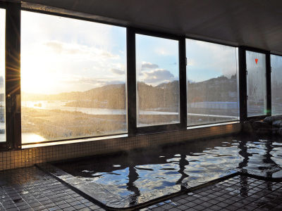 【展望大浴場】朝焼けを眺めながらゆったりとお寛ぎ下さい。