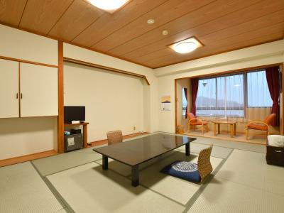【和室12畳】ゆったりとお寛ぎいただける広さです。