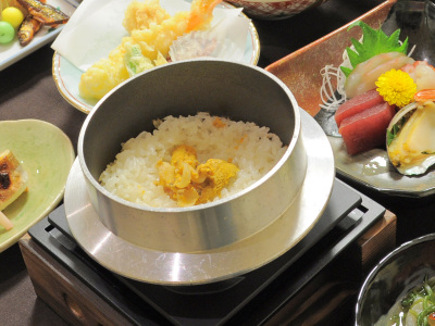 【ご夕食の一例】ウニとアワビが入った当館料理長特製のいちご煮釜飯