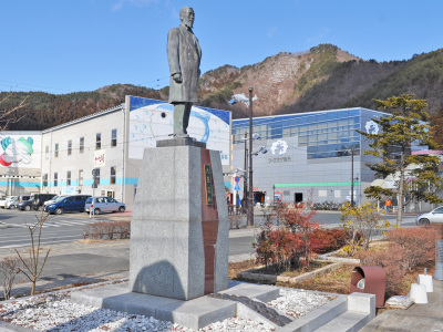 【周辺】鉄のまち『釜石』の繁栄の礎を築いた大島高任の像