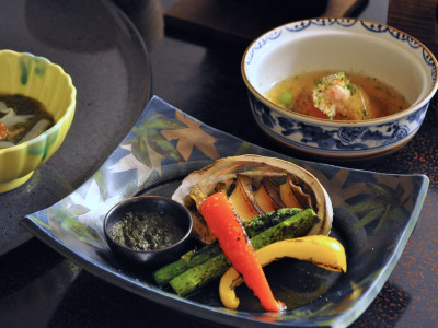 【ご夕食の一例】アワビステーキ噛むほどに広がる磯の風味をお楽しみいただけます