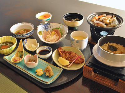 【ご夕食の一例】三陸の食材を使用した当館自慢の海鮮陶板焼き御膳