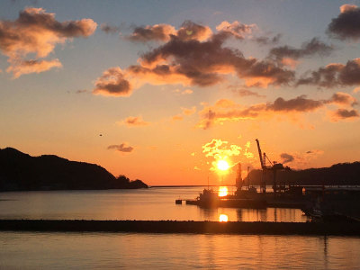 【客室から見た朝日】全客室から釜石湾を望めます.jpg