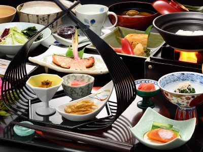 朝食一例　地元の食材を使用した体に優しいメニューの和定食でご用意しております。