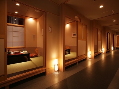 お食事は個室だいにんぐ「風とオルゴオル」にて　お席は個室に分かれているので、気兼ねなくお食事をお楽しみいただけます。