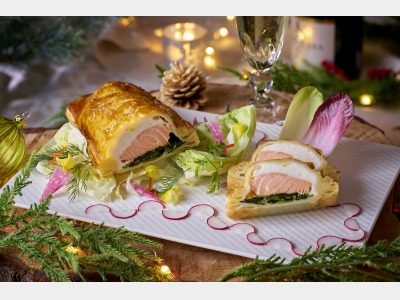 【12月1日～12月26日】クリスマス料理フェアイメージ（サーモンのパイ包み焼き）
