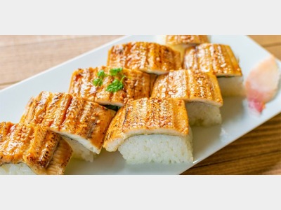 【6/1-7/20】夏の創作グルメバイキングイメージ(自家製煮穴子の棒寿司)