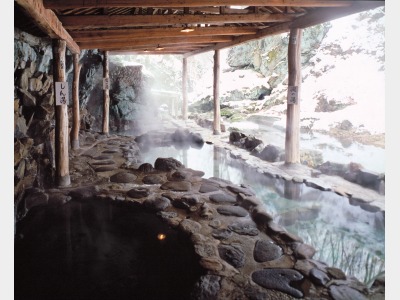 自噴湧出天然岩風呂（混浴） ※レトロな階段を下ると、開湯寛政8年、広瀬川渓流沿、4つの源泉と湯舟があります。