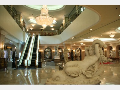 美術品が並ぶ1階ロビー